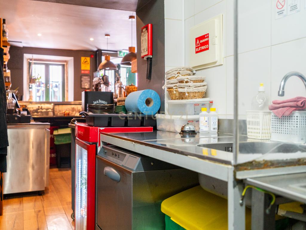 Restaurante Pronto a Funcionar na Emblemática Rua da Bica – Uma Oportunidade Única no Coração de Lisboa - Image 17