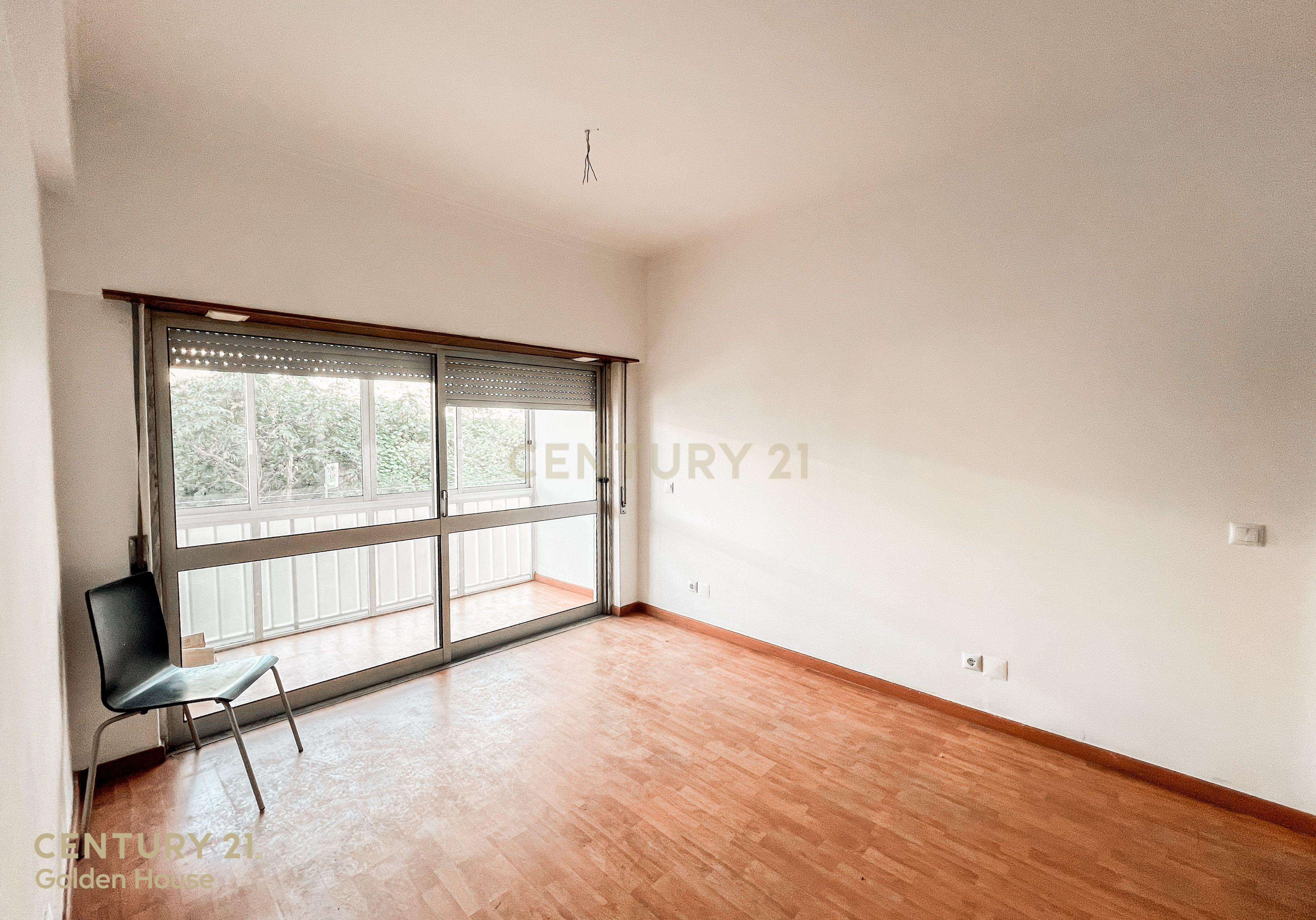 Apartamento Renovado T1 com Vista Panorâmica em Lisboa - Image 1