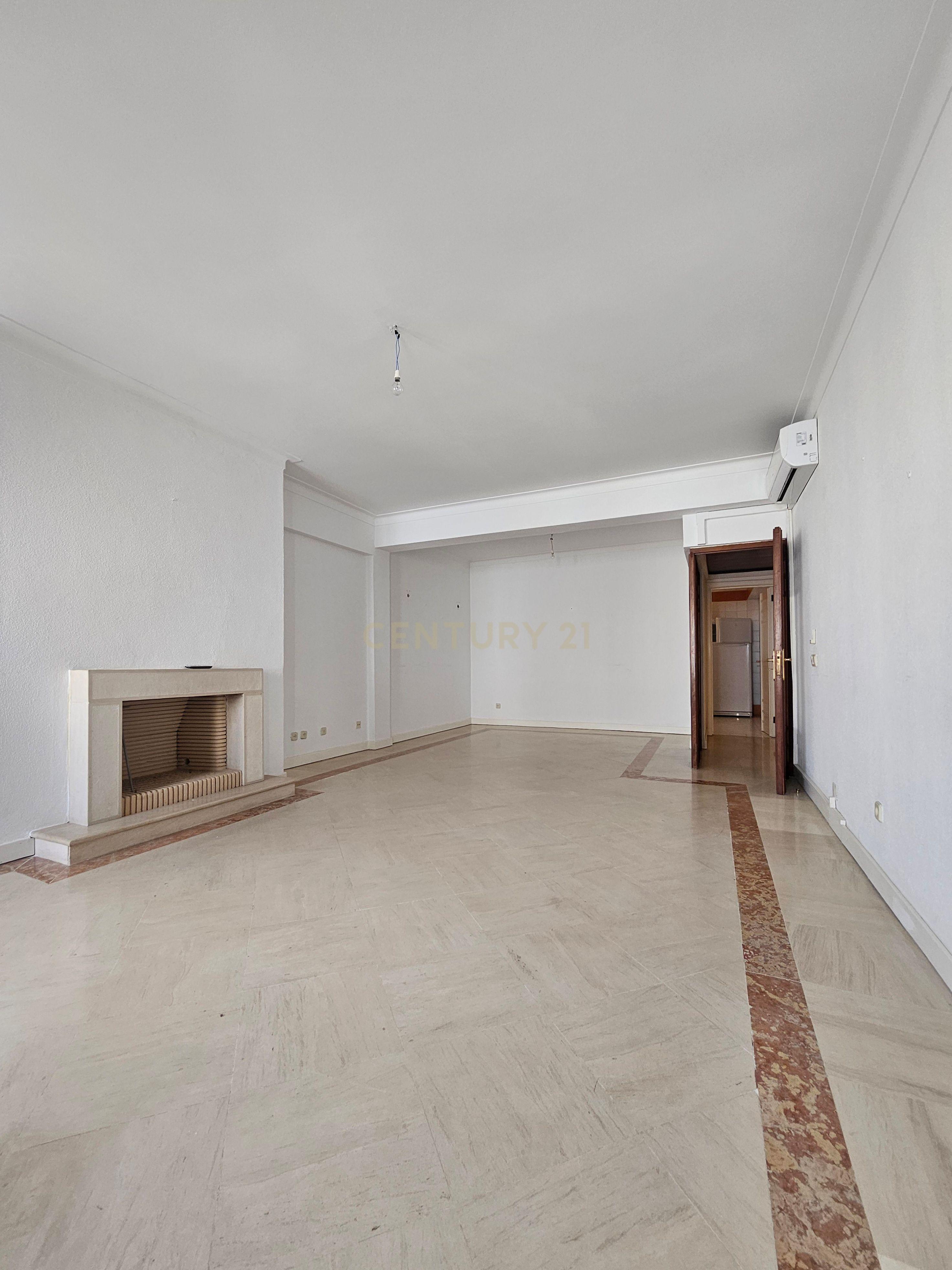 Apartamento T3 com terraço e garagem Condomínio Santa Catarina, Centro Histórico de Évora - Image 1