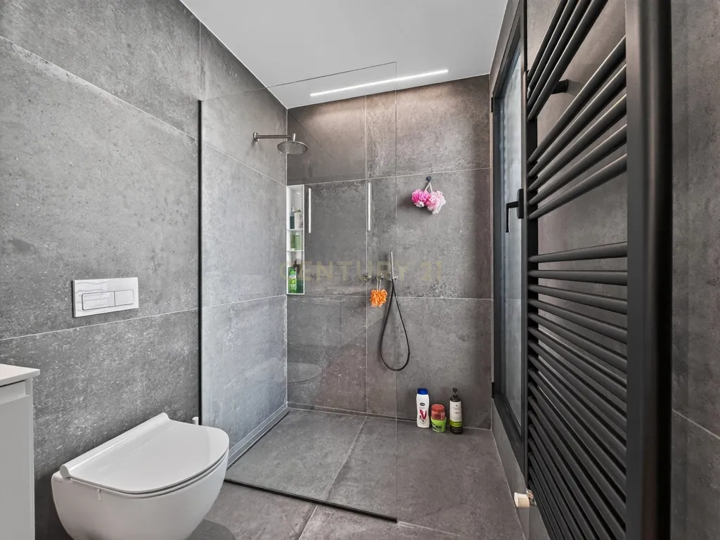 Moradia T3 de Excelência na Aroeira – Conforto, Elegância e Qualidade de Construção - Image 14