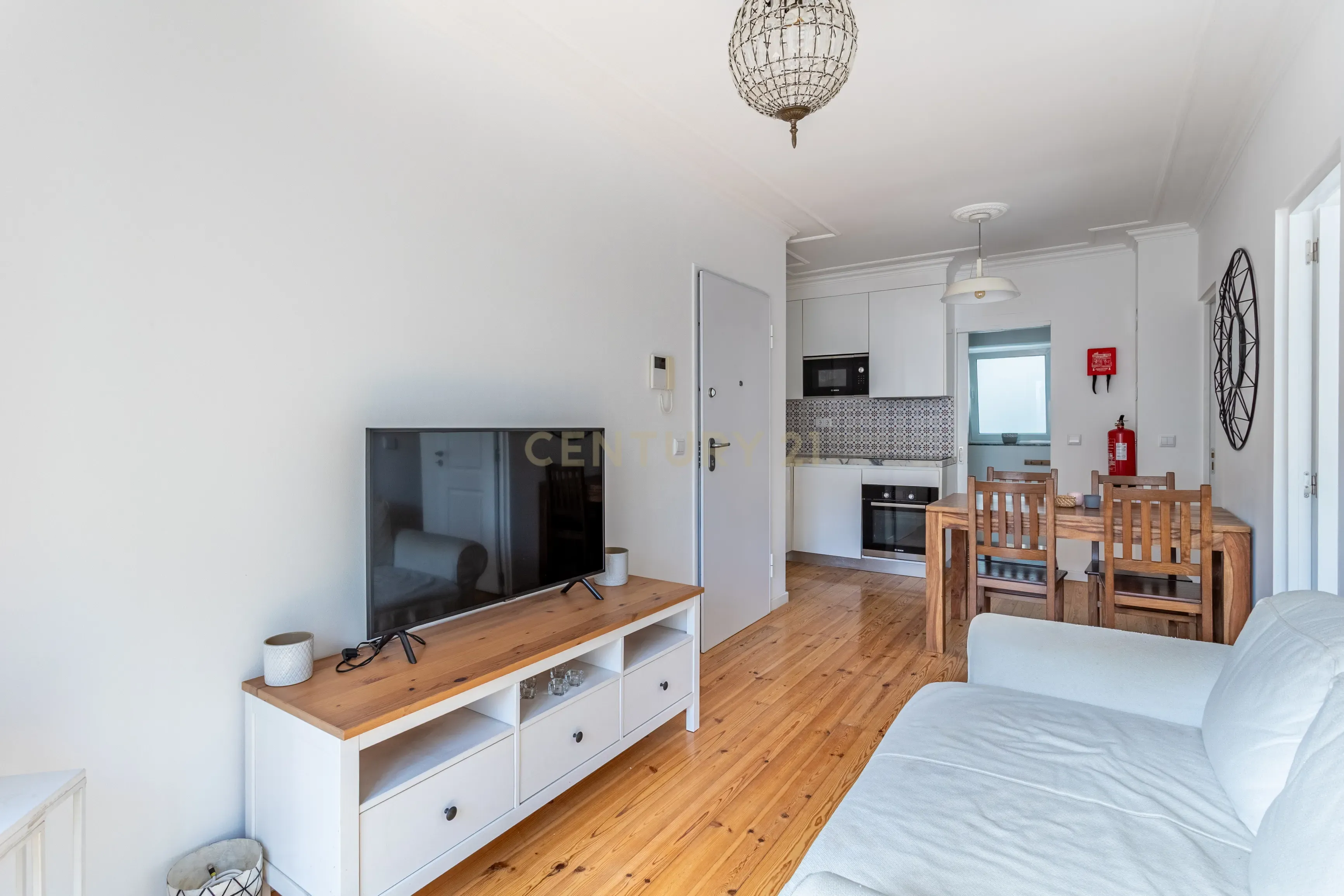 Apartamento T2 remodelado - Campo Mártires da Pátria - Image 4