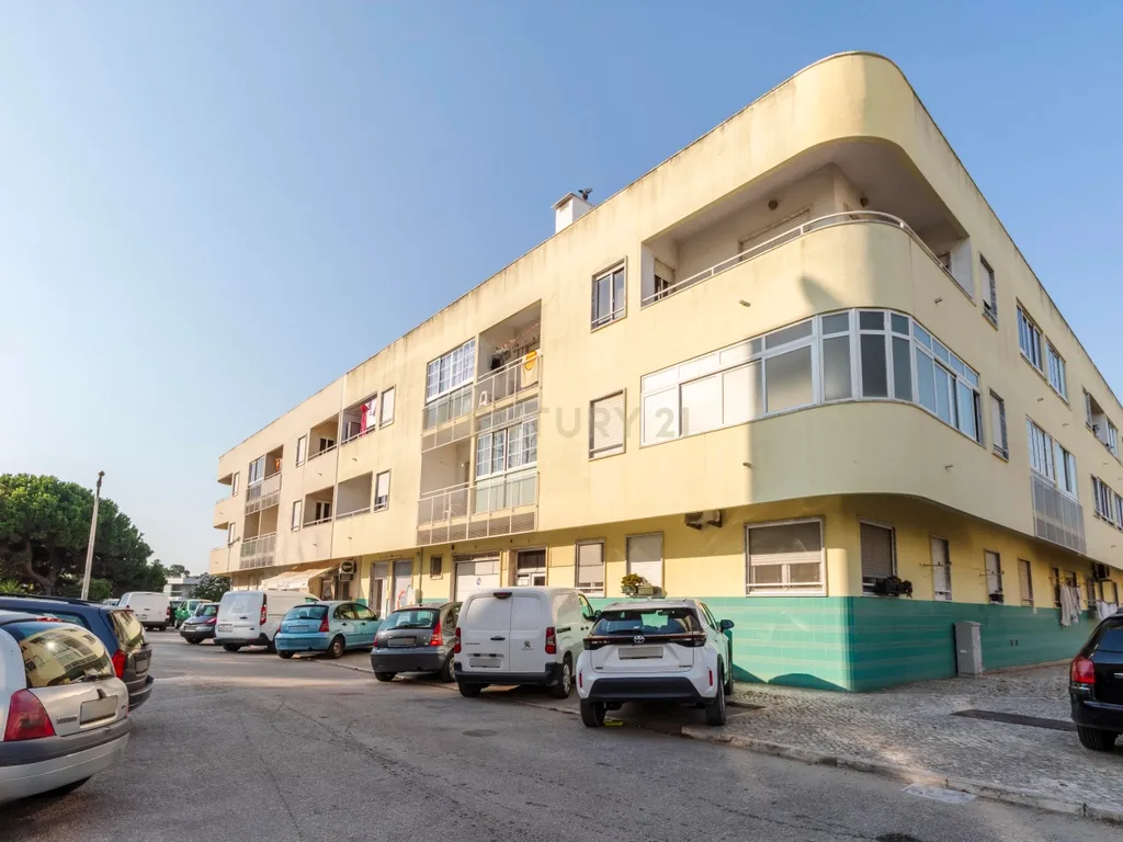 Espaçoso T3 na Sobreda com 2 Casas de Banho e Varandas - Image 75