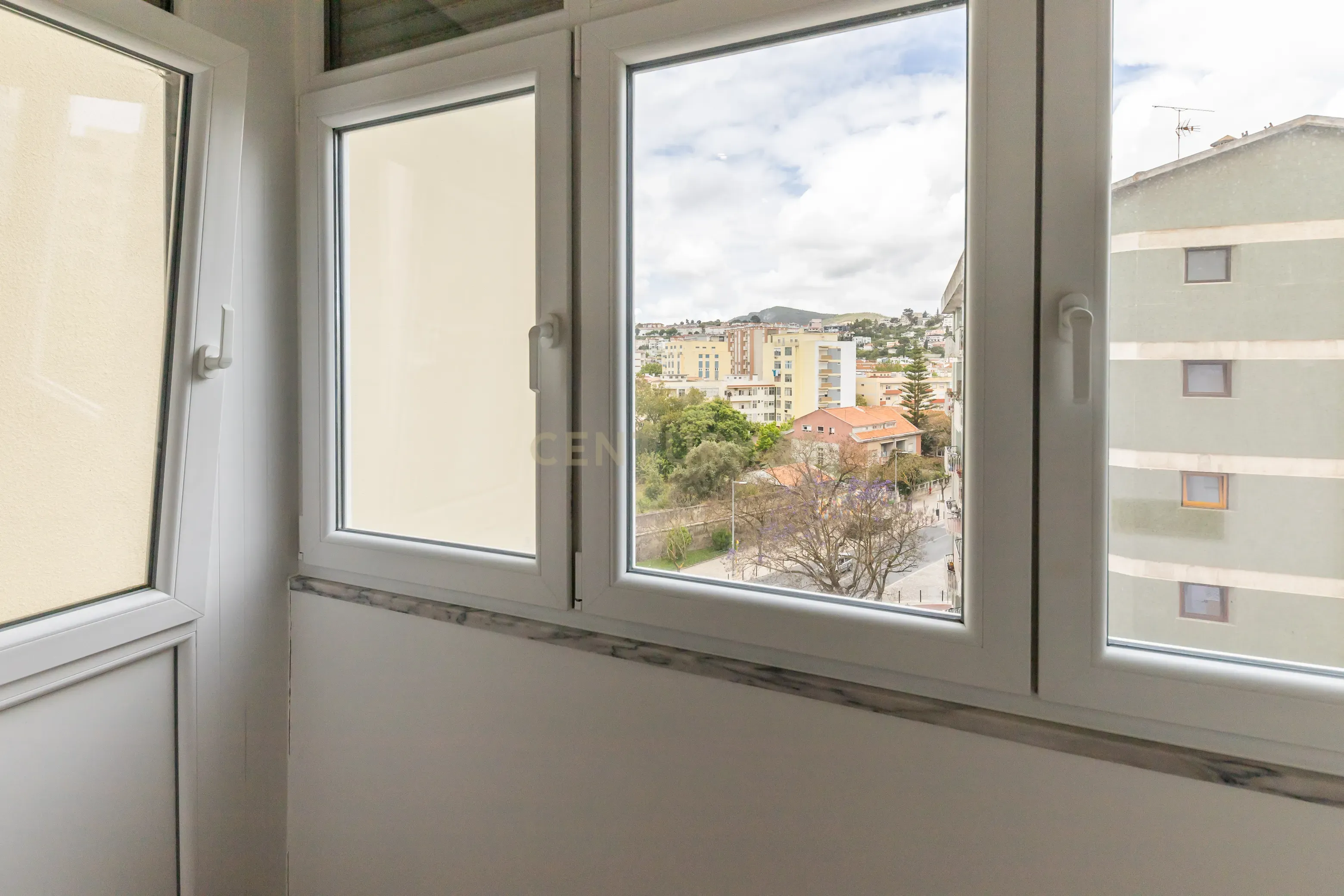 Apartamento T4 convertido em T3 - Totalmente Renovado com Materiais Premium no Centro de Setúbal - Image 21
