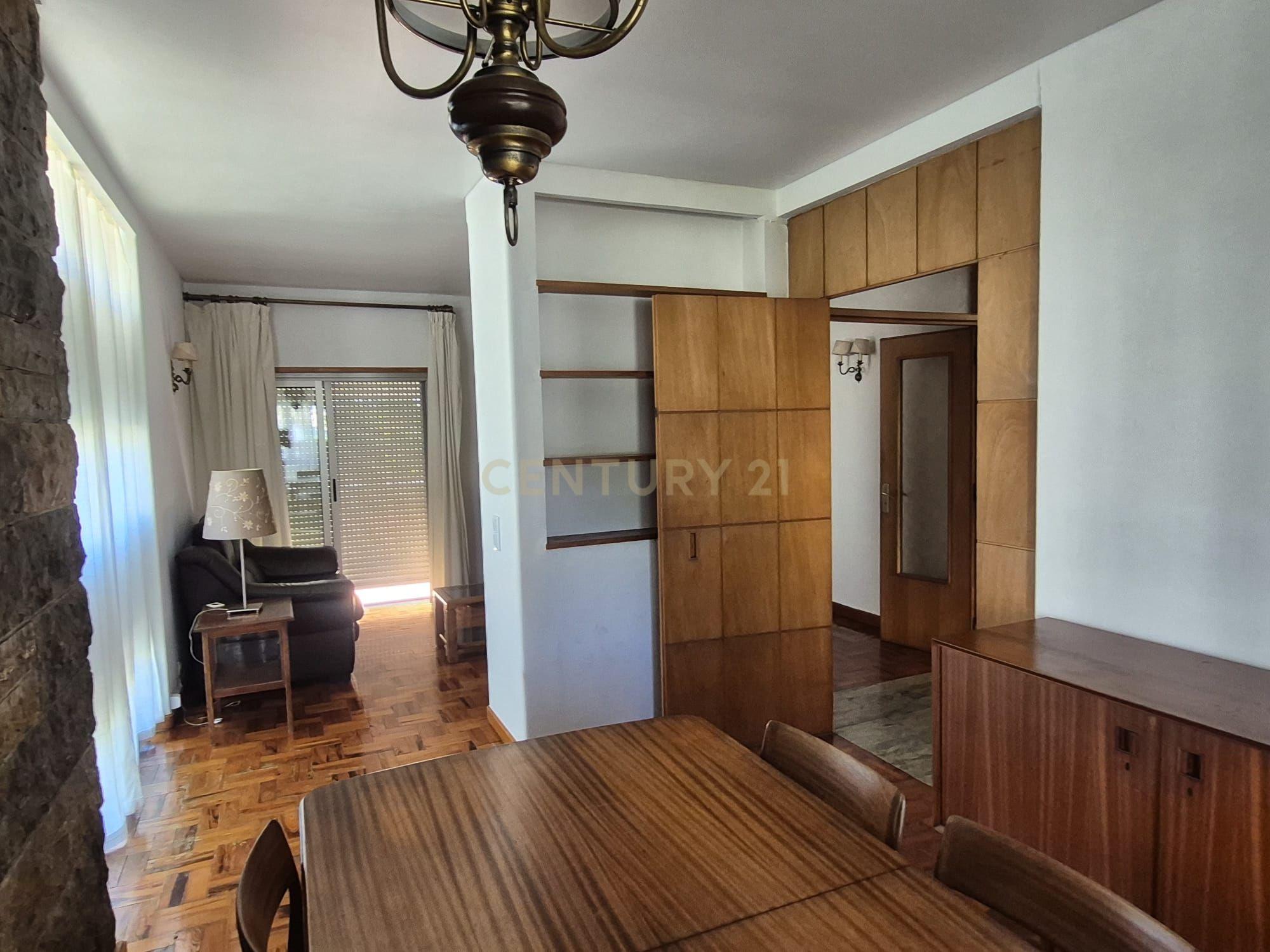 Fotografia 8 de Moradia T3 Mobilada com Jardim e Garagem no Livramento, Estoril