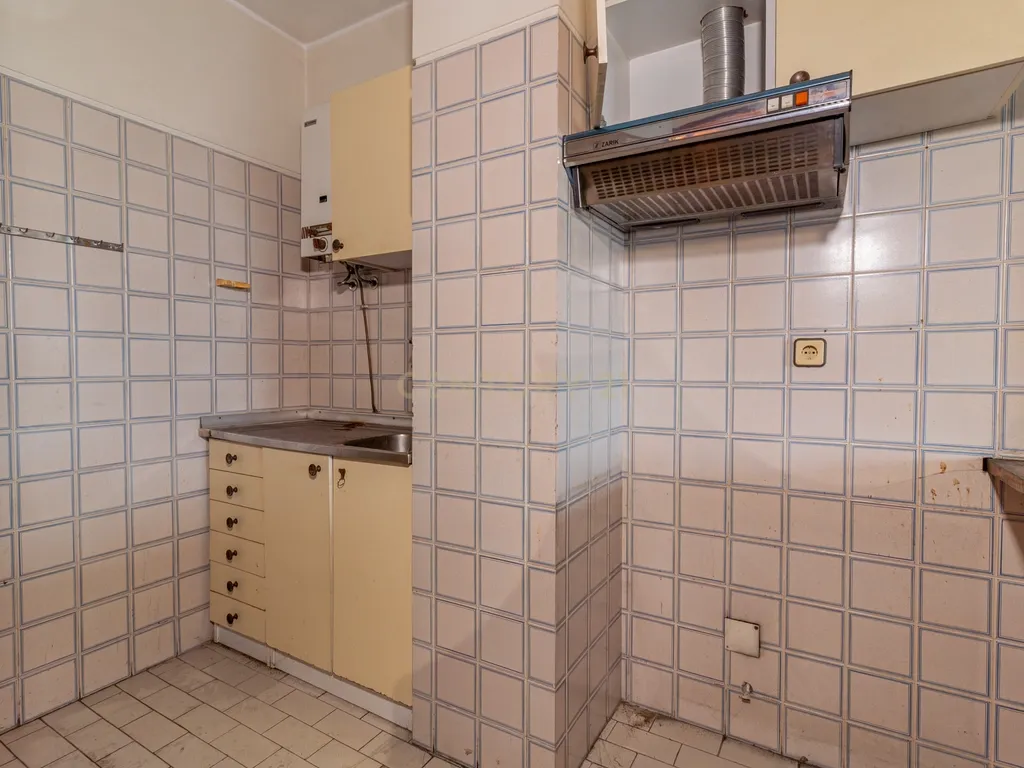 Apartamento T1 em Braga, na União das freguesias de Maximinos, Sé e Cividade em Braga para recuperar - Oportunidade Única! - Image 9