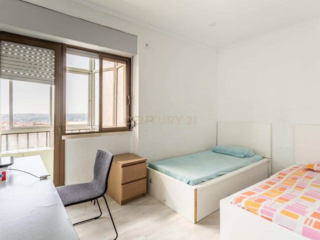 Apartamento T3 na Ramada com 92 m² e vista incrível para Lisboa - Image 17