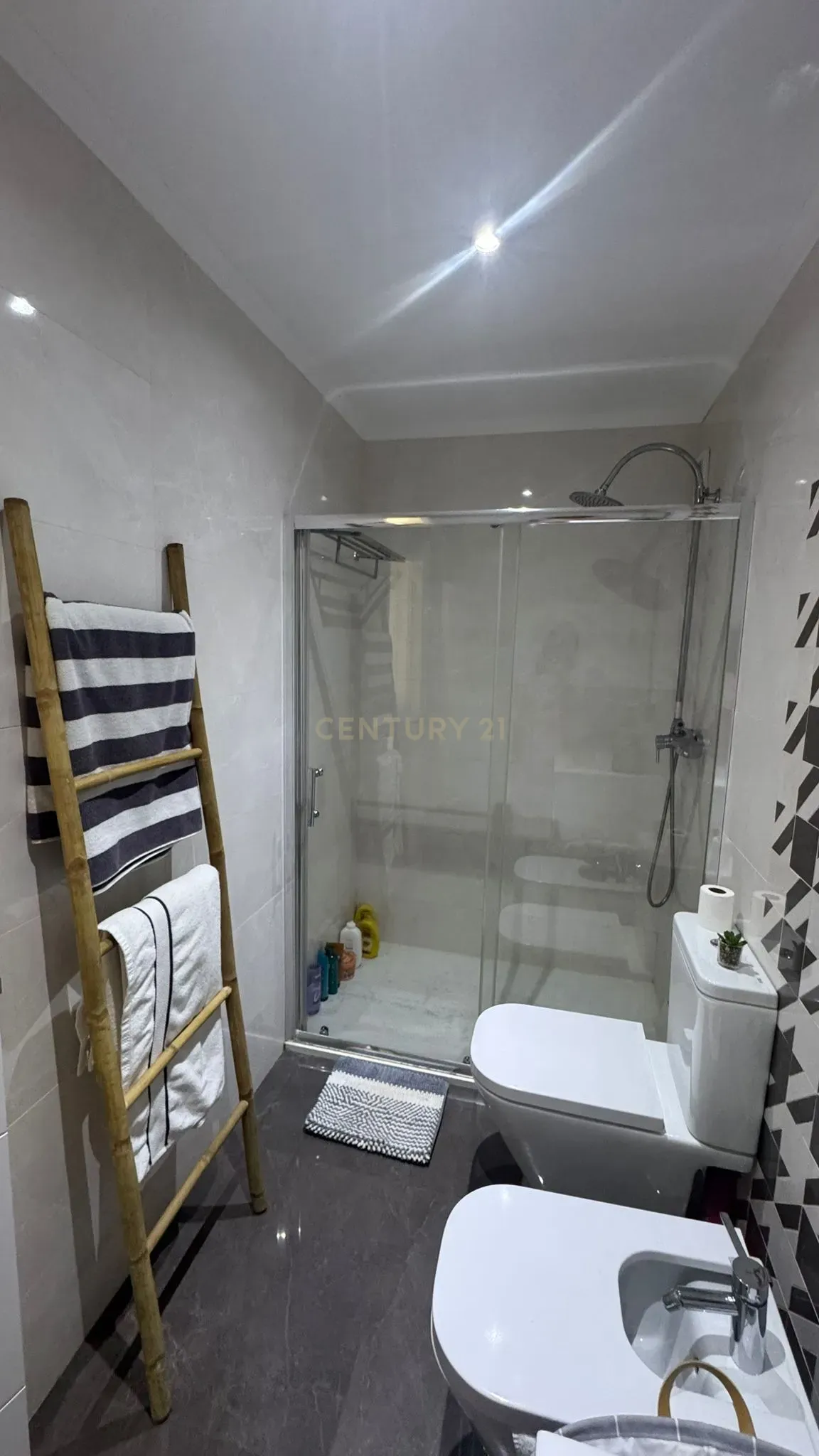 Fotografia 11 de Apartamento T3 Remodelado em Massamá (Rua Miguel Torga)
