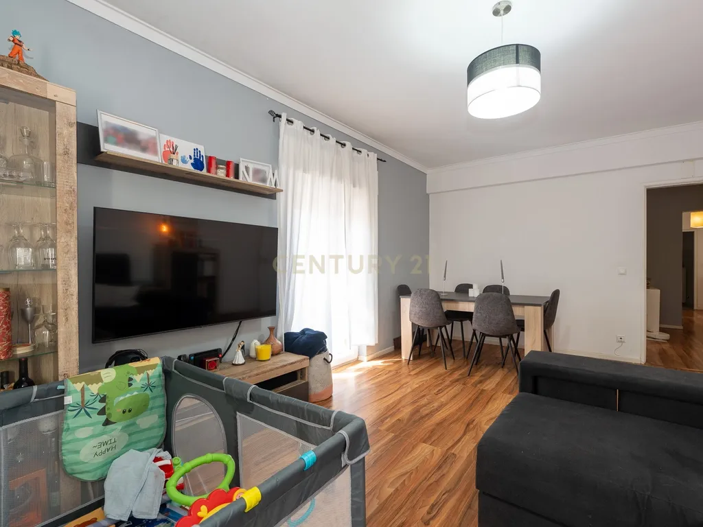 🏡 Oportunidade única: T2 espaçoso, com varanda e localização privilegiada! - Image 4