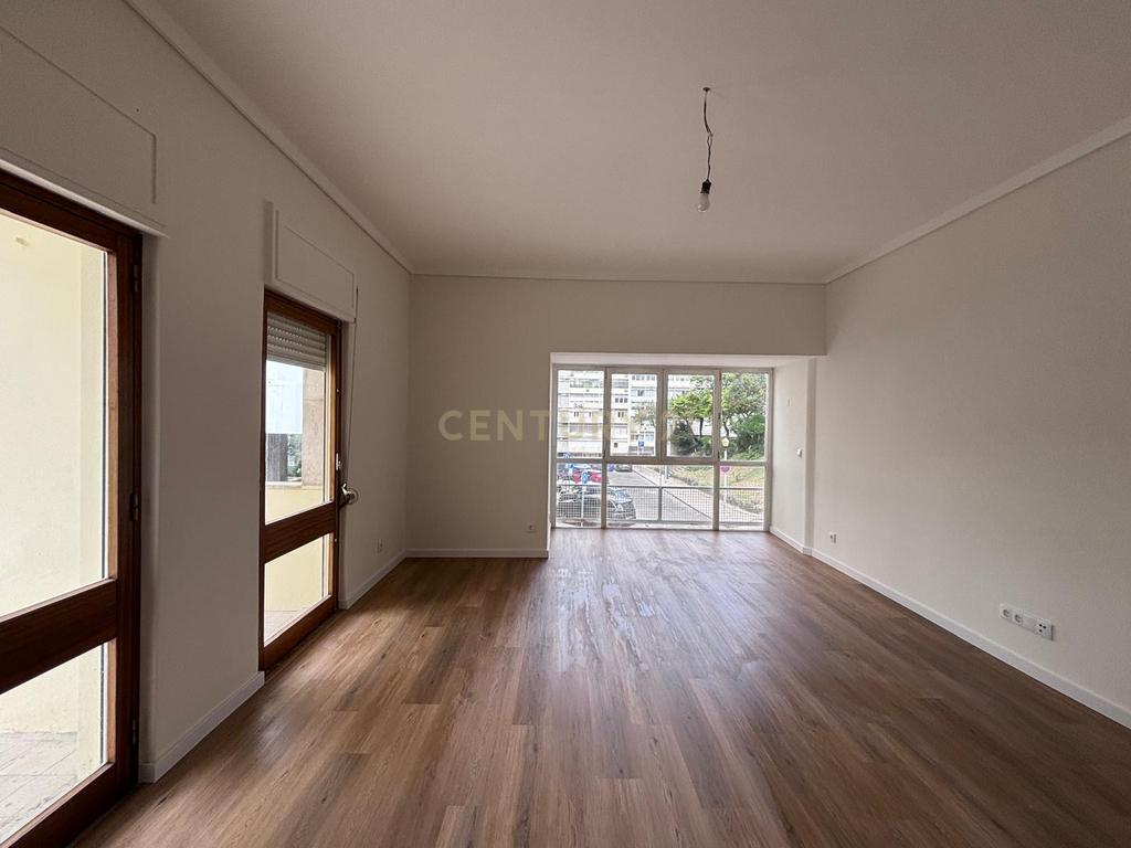 T3+1 Remodelado totalmente com excelentes áreas na carismática e tradicional zona da Estrela - Image 4