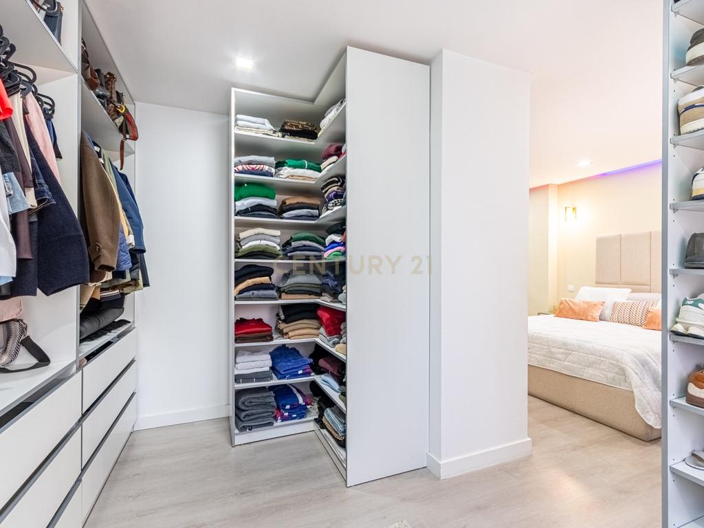 Apartamento T4 convertido em T3 com Closet e Box, Jardim da Radial - Image 8