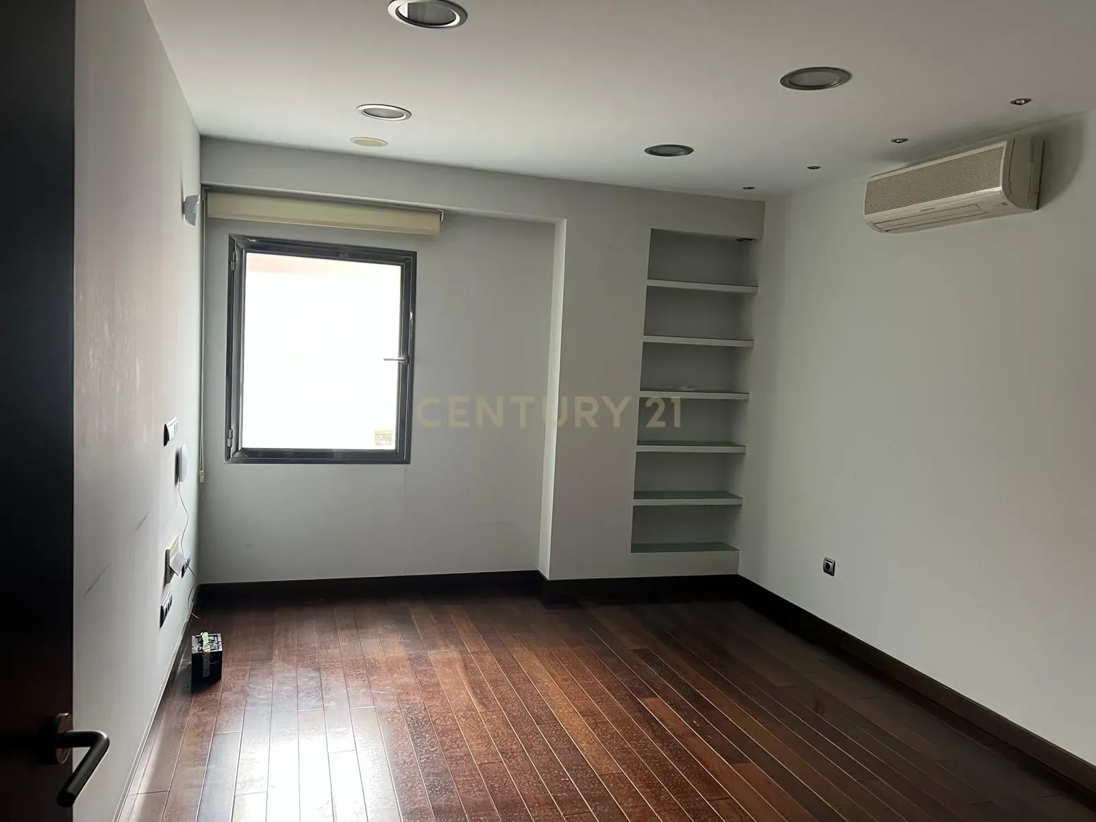 Bureau virá ao sul da Calle Pasión, Valladolid - Image 28