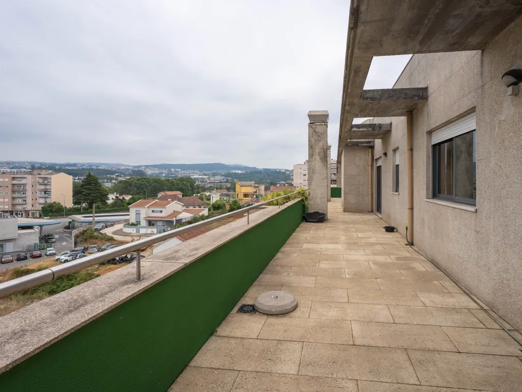 Penthouse Exclusiva T5 – Luxo, Conforto e Espaço em Pleno Coração da Cidade - Image 2