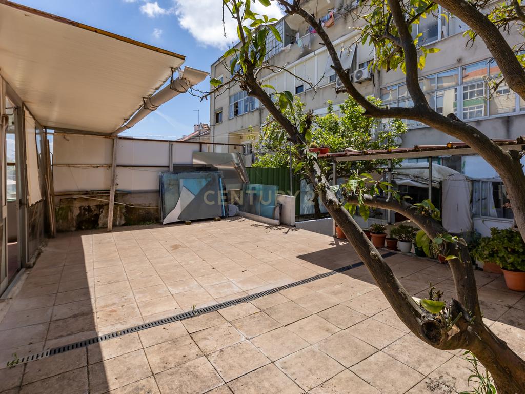 Apartamento T3 no Feijó com logradouro de 261 m2 - Image 43