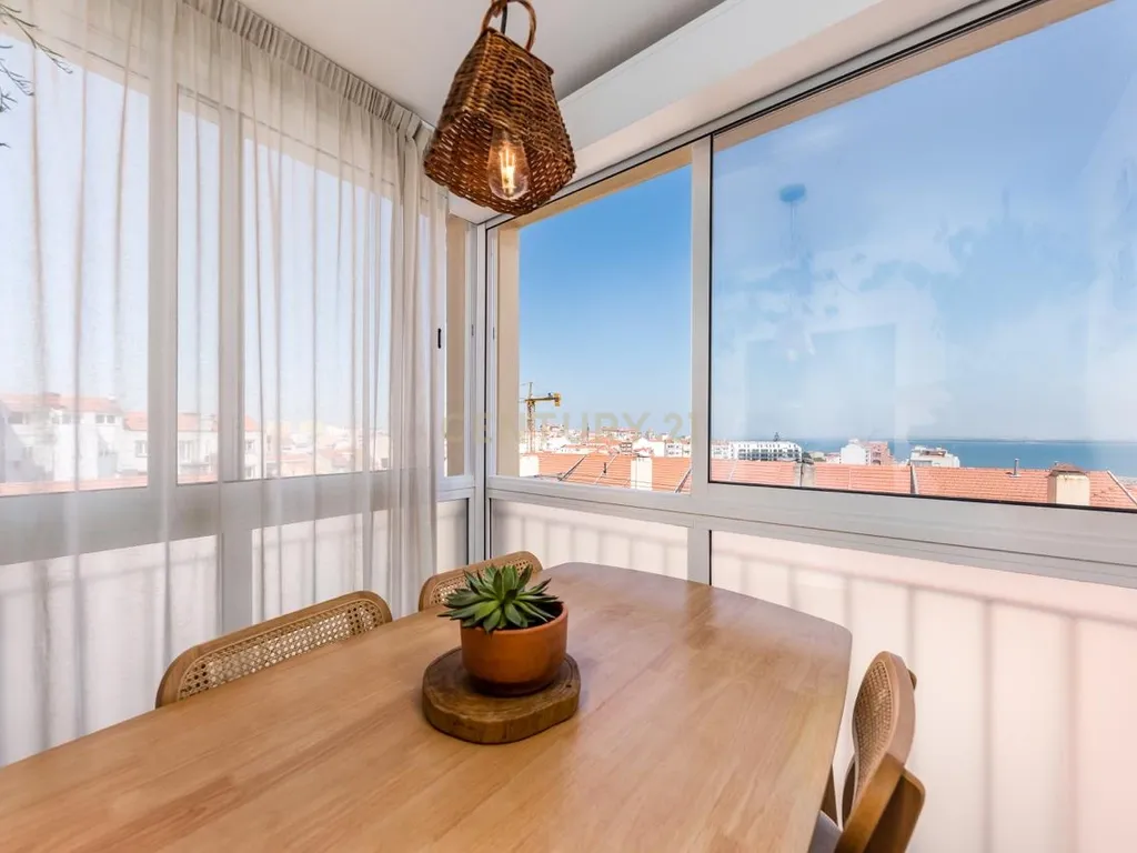 Apartamento T2 de Sonho no Coração da Graça – Vista Rio e Cidade - Image 5
