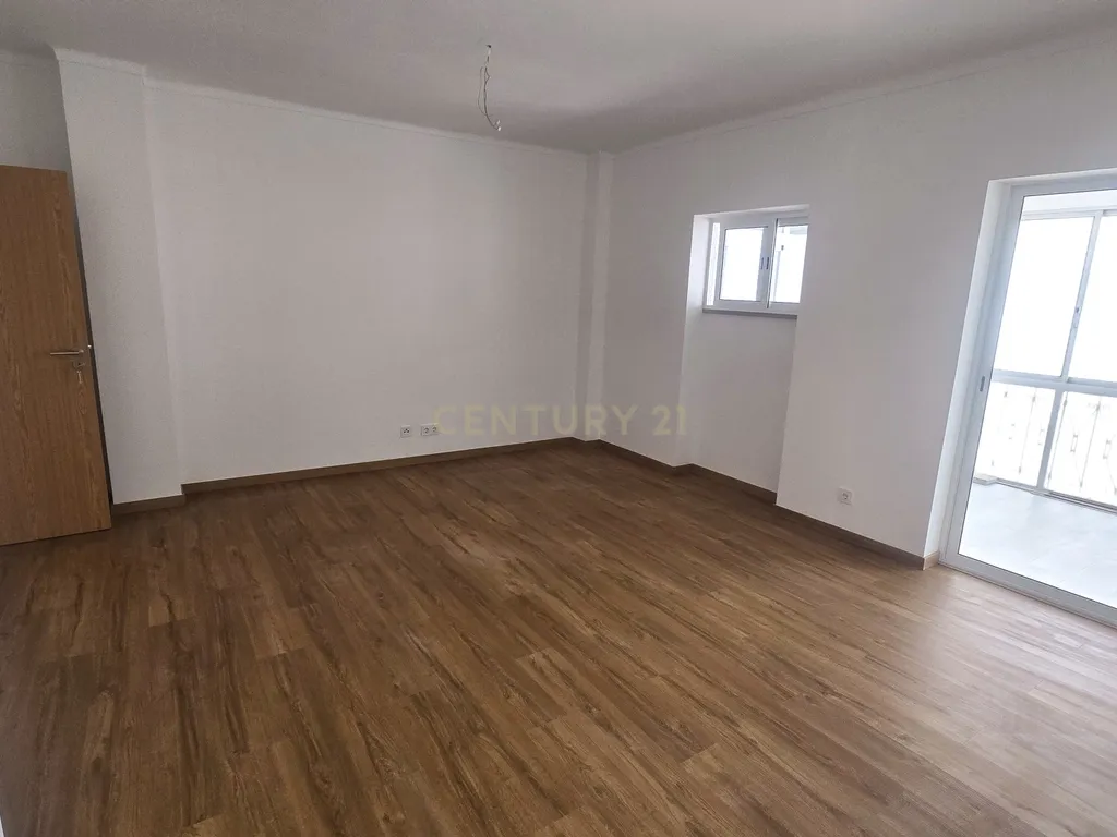 Apartamento T3 Totalmente Remodelado para Arrendamento | Bairro do Liceu | Setúbal - Image 6