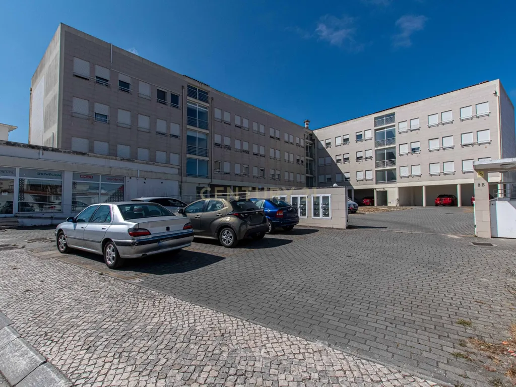 T4 Duplex Premium com Terraço / Arrecadação / 5 Lugares de Estacionamento / Marinha Grande - Image 12