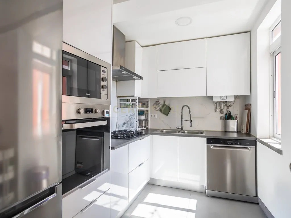 Apartamento T3 Remodelado em São Domingos de Benfica | 2 WC - Image 7