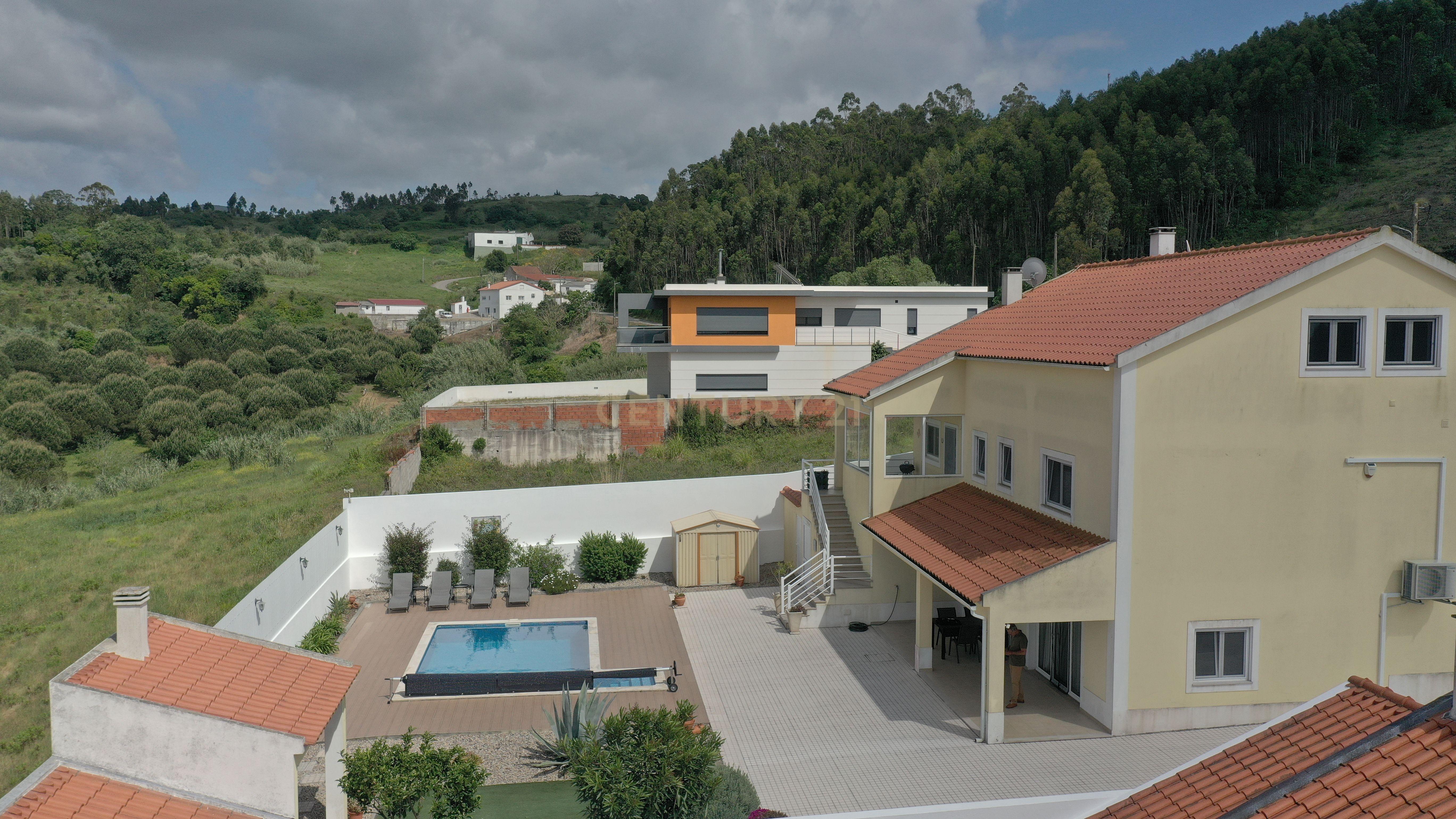 Moradia T3+1 em Alenquer com Vista Panorâmica e Piscina - Image 2