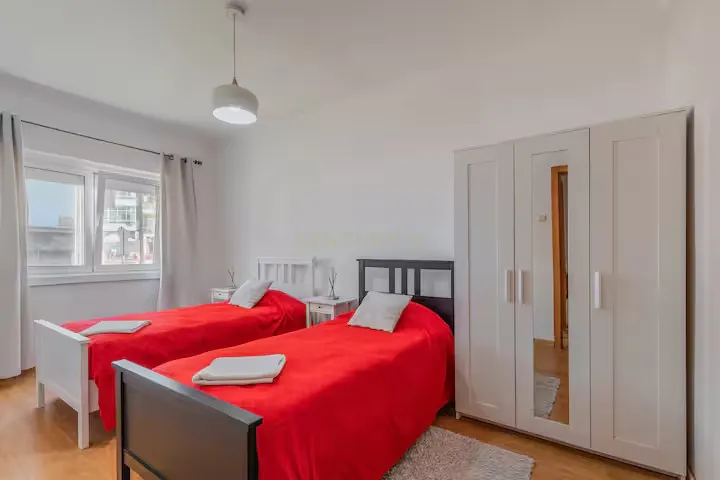 Apartamento T2 remodelado e mobilado no centro de Almada - Image 2