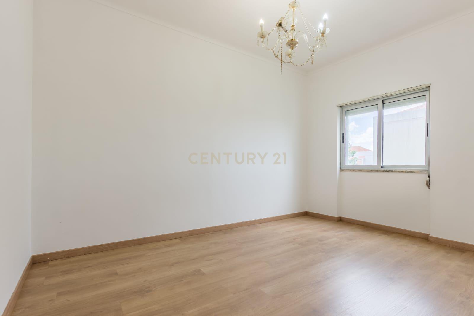 Apartamento T2 em Setúbal - Vista Cidade e Proximidade de Serviços - Image 6