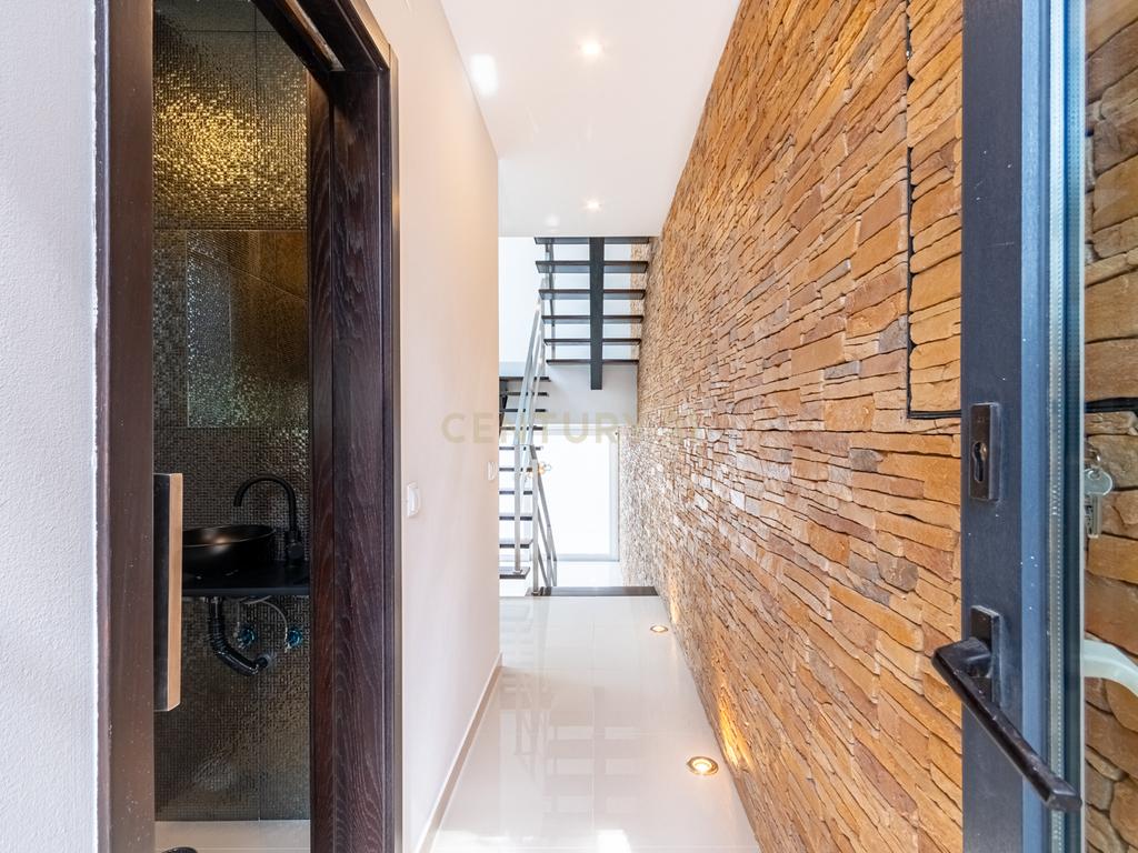 Moradia T3 com 3 Suites e Arquitetura Distinta em Samouco, Alcochete - Image 7