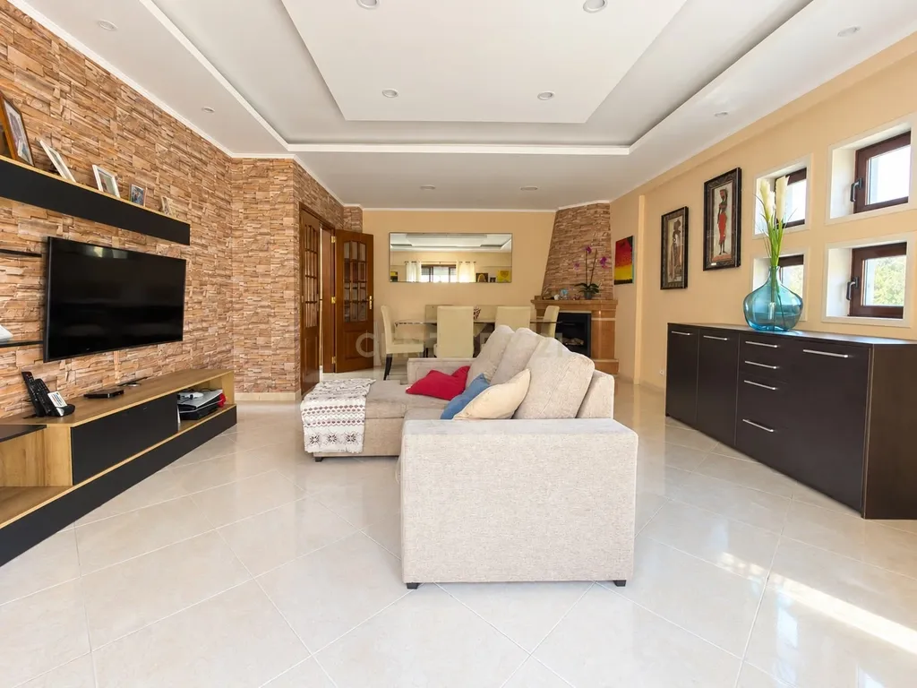 Apartamento T3 com Suíte, 3 Varandas e Arrecadação de 14 m² | Avenida 25 de Abril, Ramada - Image 1