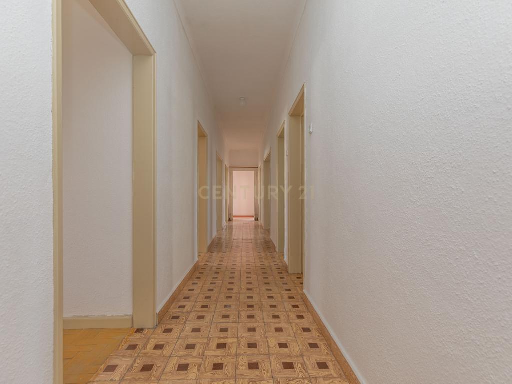 Moradia T6 com Jardim e Vista Panorâmica em Avis - Image 25