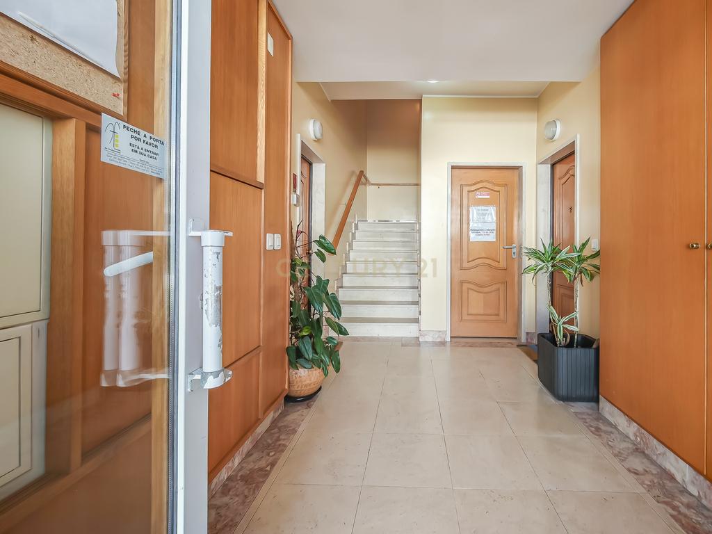 Apartamento T2 Dúplex com Vista Panorâmica e Garagem com Carregamento Elétrico | a 15 minutos de Mafra e Ericeira - Para arrendamento! - Image 28