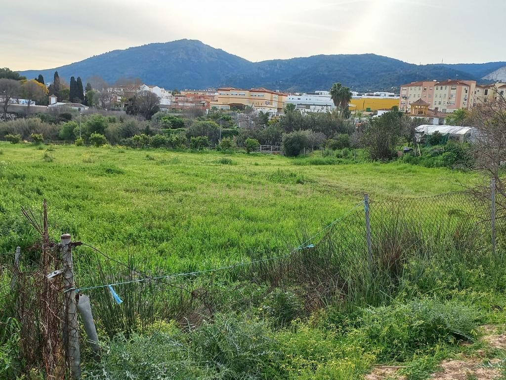 Terreno rústico em Alhaurin de la Torre (Málaga): Vistas de montanha e acesso a serviços - Image 4