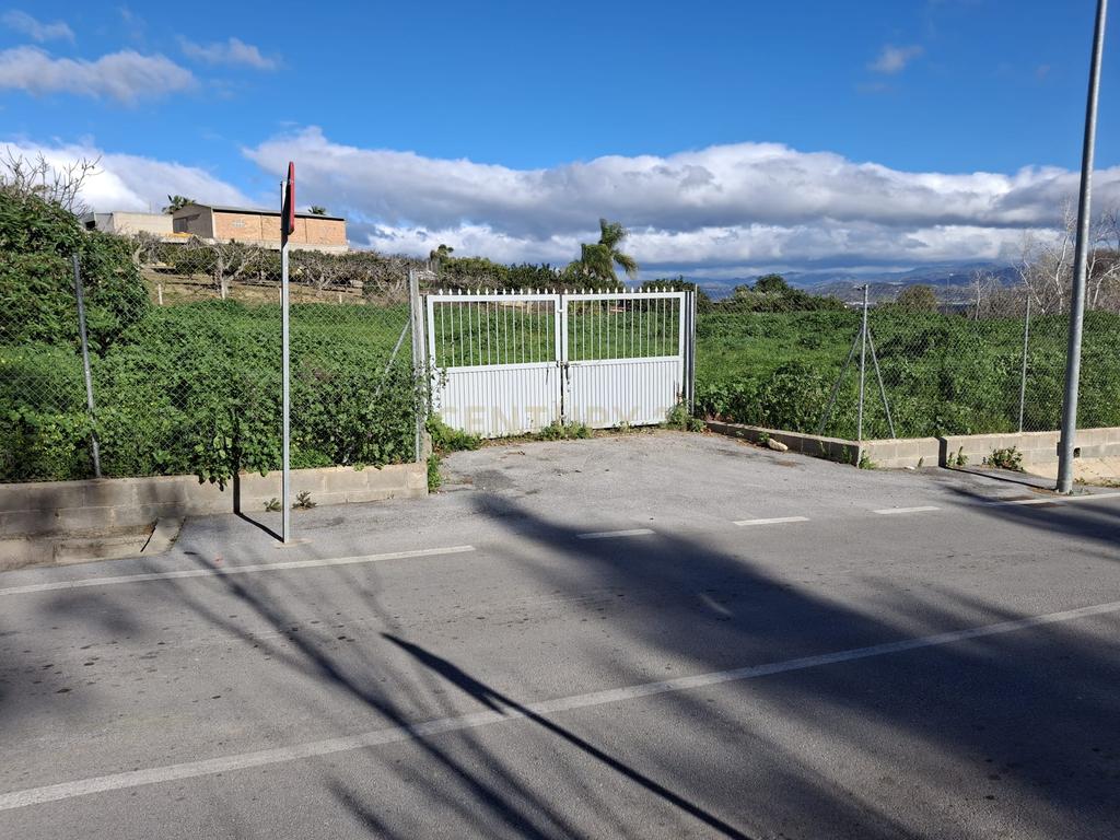 Terreno rústico em Alhaurin de la Torre (Málaga): Vistas de montanha e acesso a serviços - Image 1