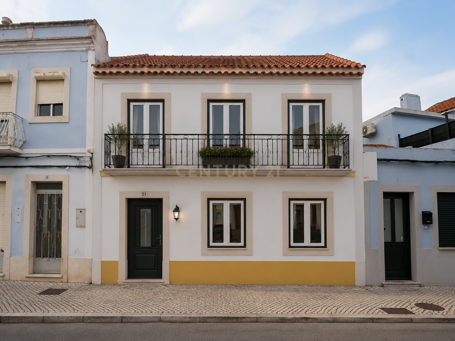 Moradia Térrea com Potencial de Construção de prédio no Centro do Montijo