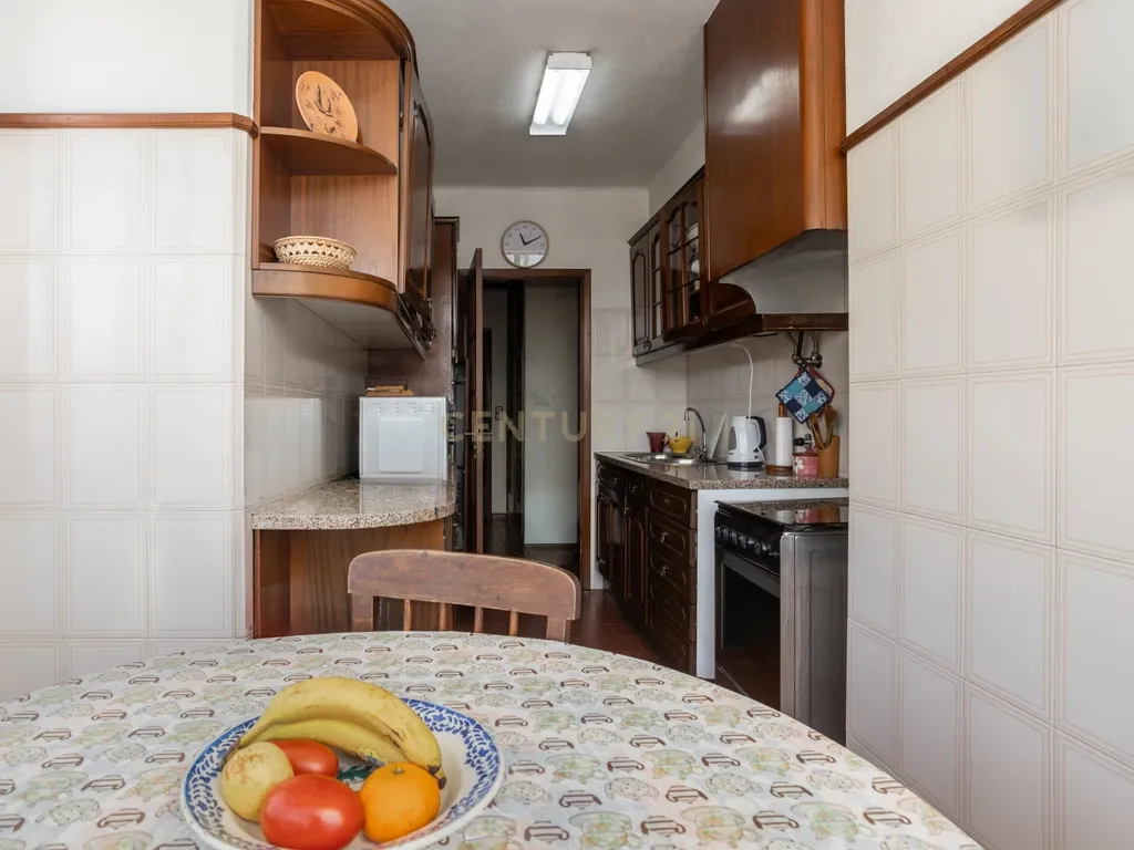 Duas moradias, um terreno com 650 m² e uma vista privilegiada para a Serra de Sintra - Image 32