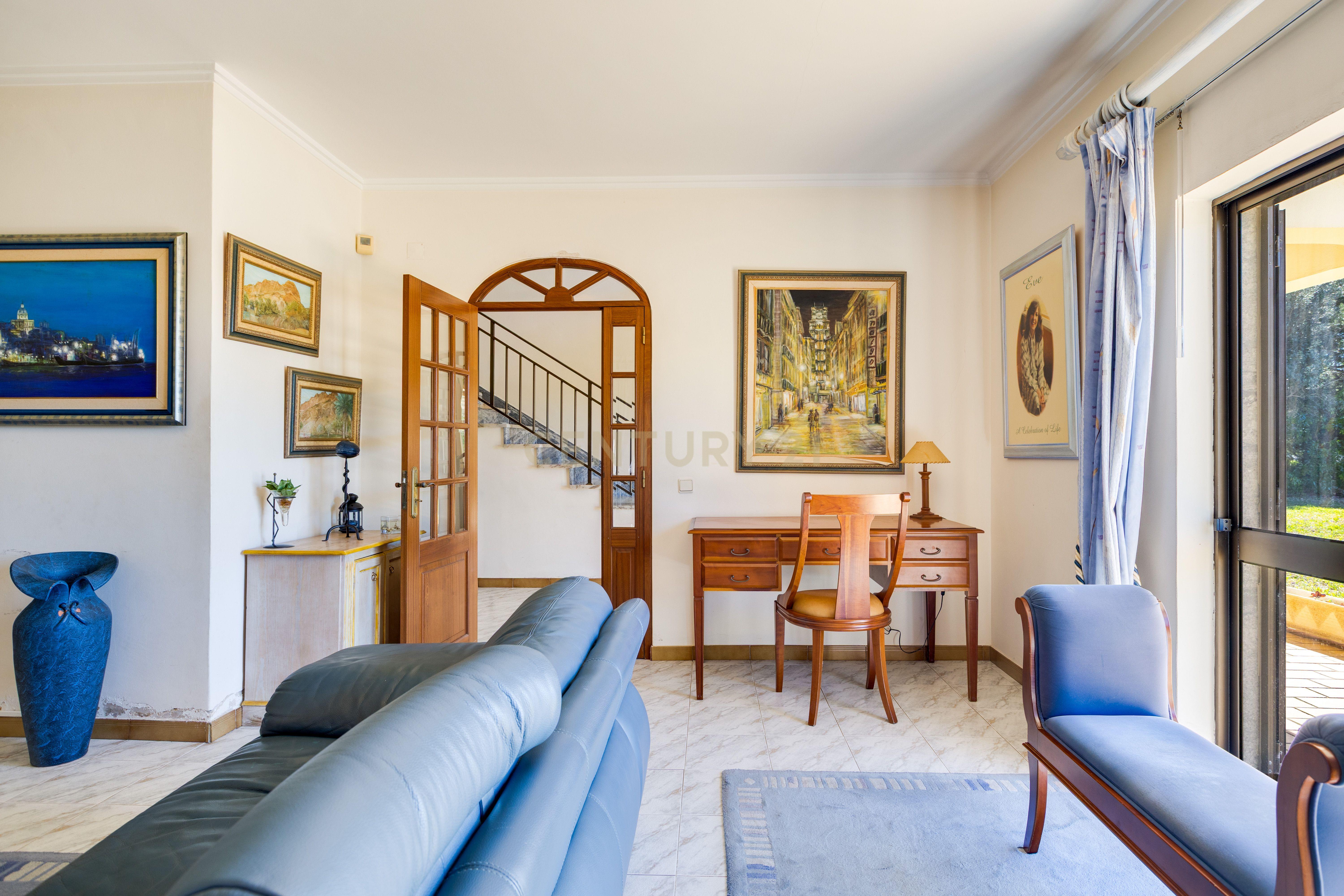 Fotografia 12 de Moradia T5 — Entre Olhão e Estoi | 5.000 m² de Terreno | Piscina | Garagem | Excelente Potencial de Renovação