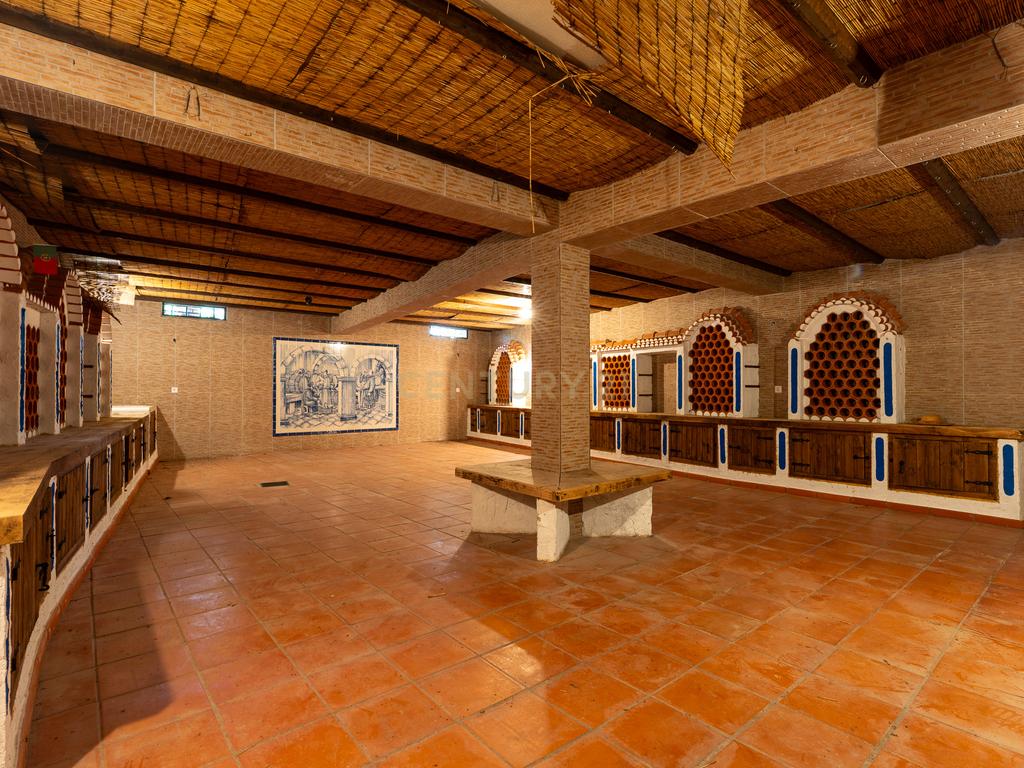 Fabulosa Quinta com lote de terreno de 22.381 m2, onde se encontra inserida uma moradia composta por dois pisos, com uma área bruta de 623 m2, uma área útil de 304 m2 e uma área bruta dependente de 319 m2, localizada em Santo Isidro de Pegões, na zona de Pegões, a pouca distância das belas praias de Setúbal. - Image 96