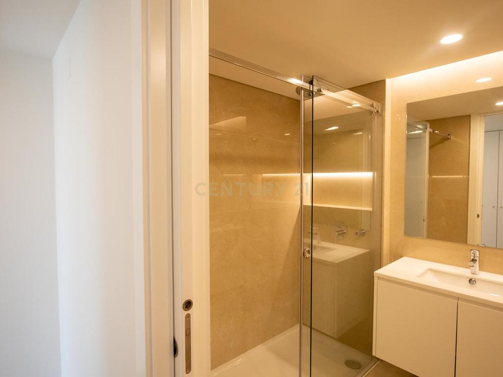 Apartamento T2 com estacionamento e piscina - Areeiro - Image 8
