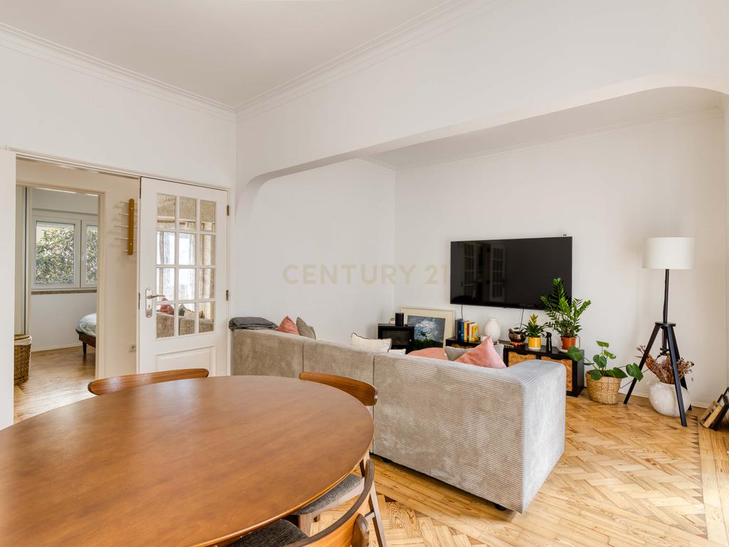 T2 renovado em 2024, cozinha equipada e excelente luminosidade em Queluz - Image 1