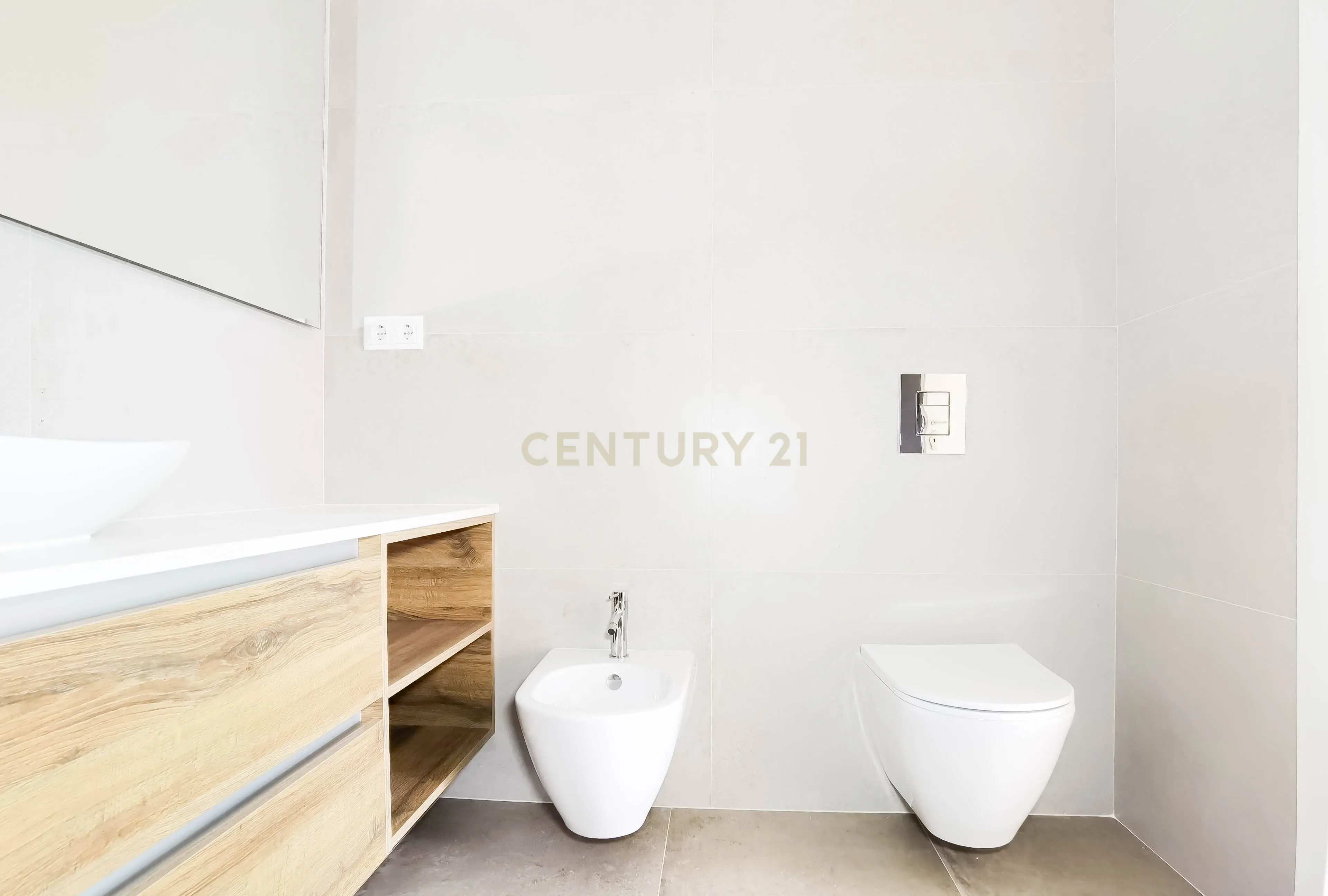 Apartamento T2+1 Duplex com Garagem, Arrumos e Amplas Varandas – Rua Aires Ornelas, Porto - Image 11