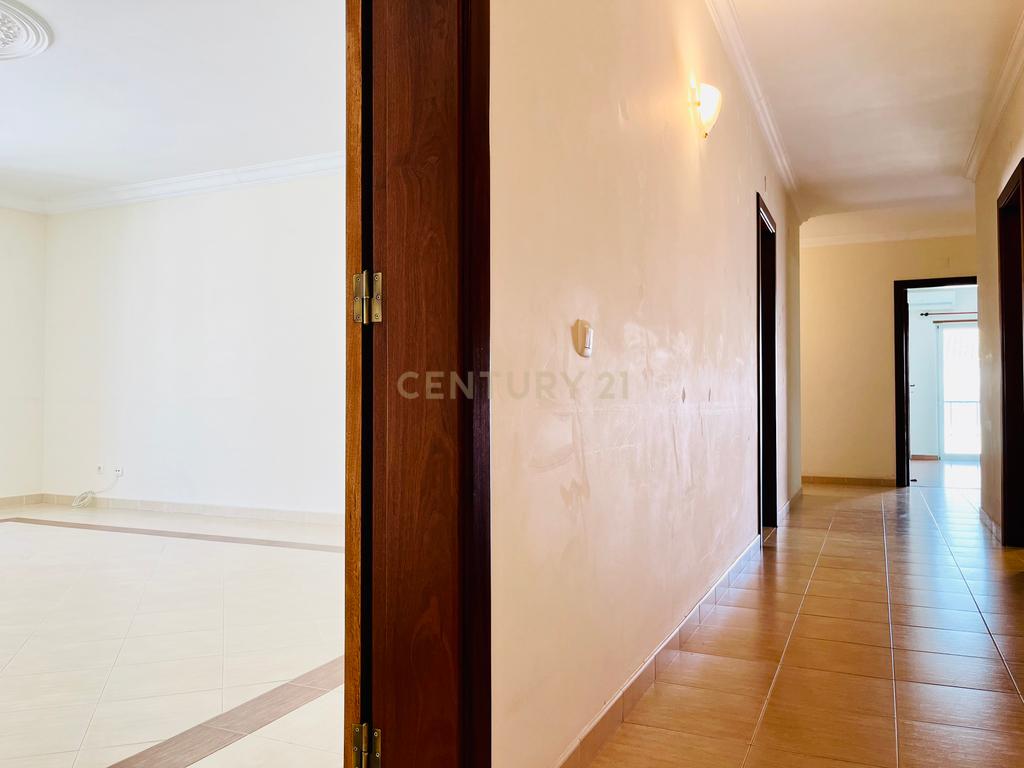 Apartamento T3 na Baixa de Olhão – Localização privilegiada junto à Praça da Floripes e Mercados Municipais - Image 9