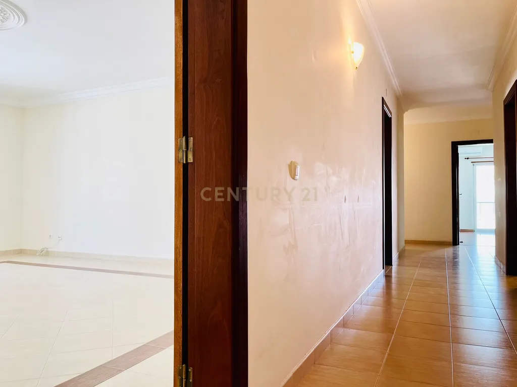 Apartamento T3 na Baixa de Olhão – Localização privilegiada junto à Praça da Floripes e Mercados Municipais - Image 9