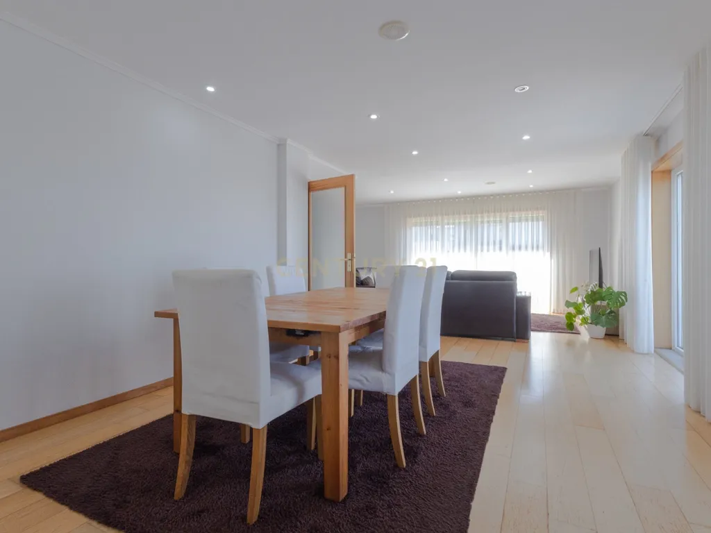Moradia T3 de Excelência na Maia| 398 m² | 3 Suítes | Garagem para várias Viaturas - Image 7