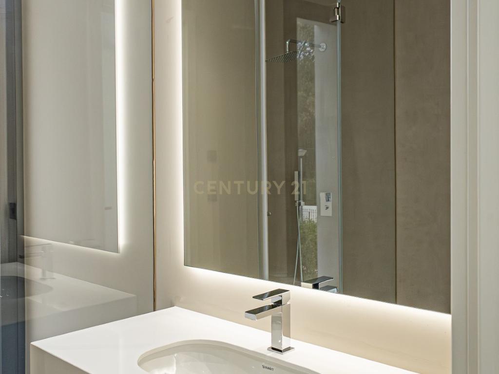 Ubicada en una de las zonas residenciales más exclusivas de Marbella, esta impresionante villa nueva en la segura urbanización Río Verde ofrece una combinación inmejorable de lujo, ubicación y estilo de vida. A tan solo 100 metros de la playa y a un corto paseo de Puerto Banús y supermercados, esta propiedad es ideal para disfrutar del estilo de vida costero más sofisticado. La villa cuenta con 4 luminosos y amplios dormitorios, 5 elegantes baños y grandes terrazas en cada nivel — tanto cubiertas como descubiertas — perfectas para tomar el sol, organizar barbacoas o disfrutar de reuniones con amigos. Con un diseño moderno y acabados de alta calidad, la vivienda ofrece un ambiente lleno de luz natural y todas las comodidades para vivir todo el año. Una piscina privada y hermosas vistas al mar completan esta joya, ideal tanto como residencia familiar como casa de vacaciones de lujo. Una oportunidad única de adquirir una villa contemporánea en el corazón de la Milla de Oro de Marbella. - Image 12