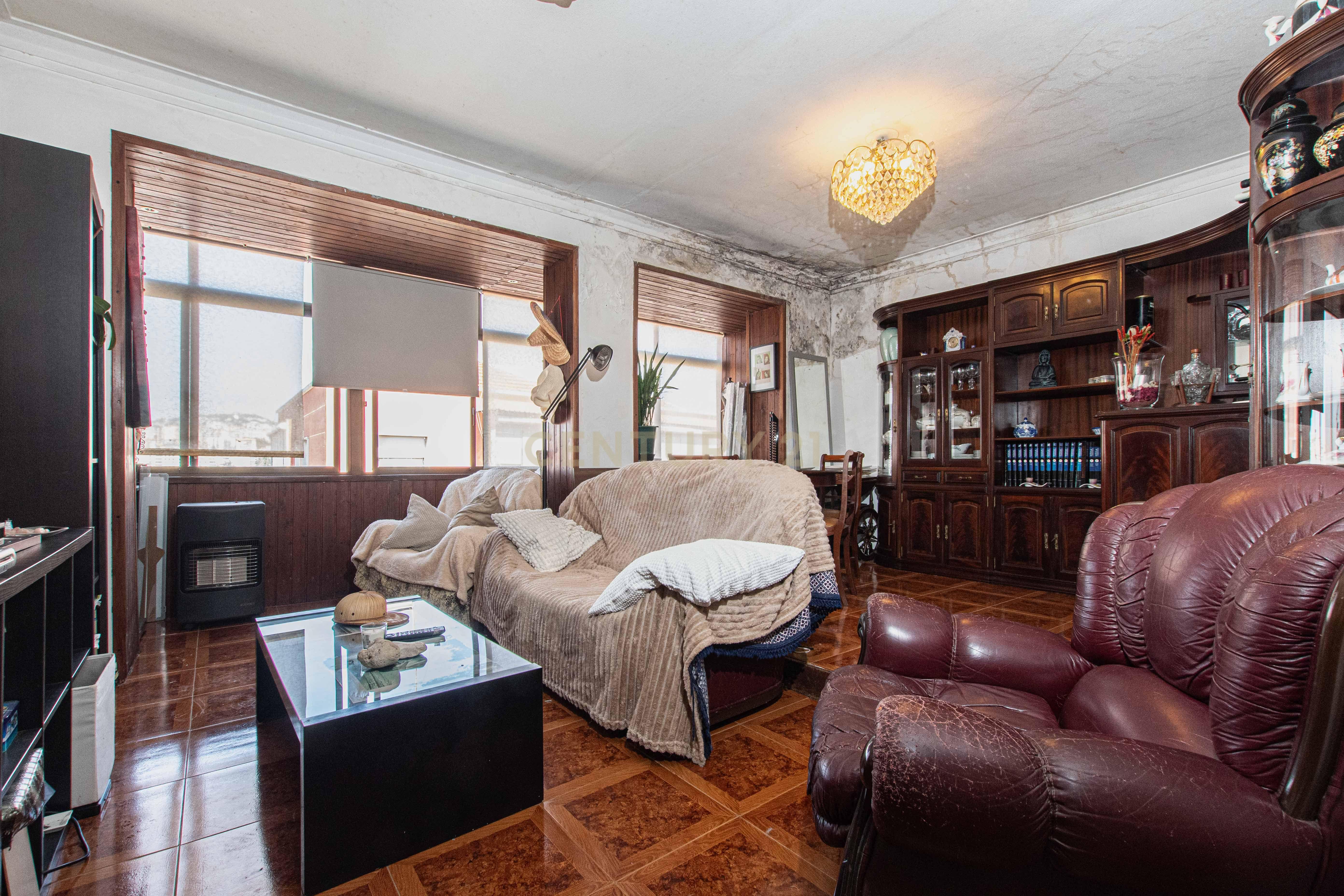 Fotografia 7 de Oportunidade de Investimento | Apartamento T3 convertido em T2 | Olival Basto