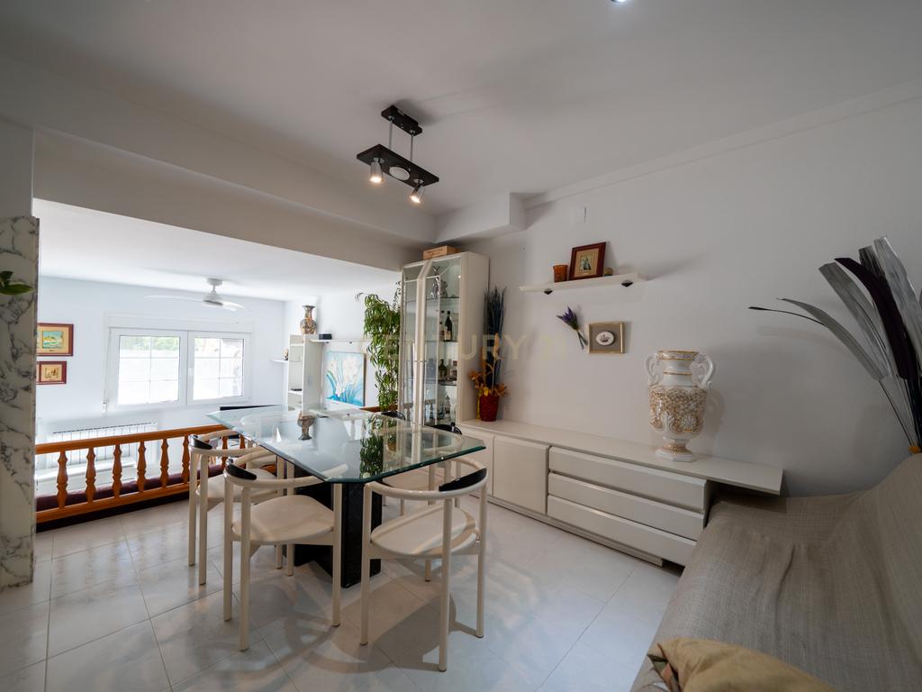 Apresentamos-lhe uma magnífica moradia em Cambrils — perfeita para quem procura conforto, estilo e excelente qualidade de vida na Costa Dourada. - Image 8