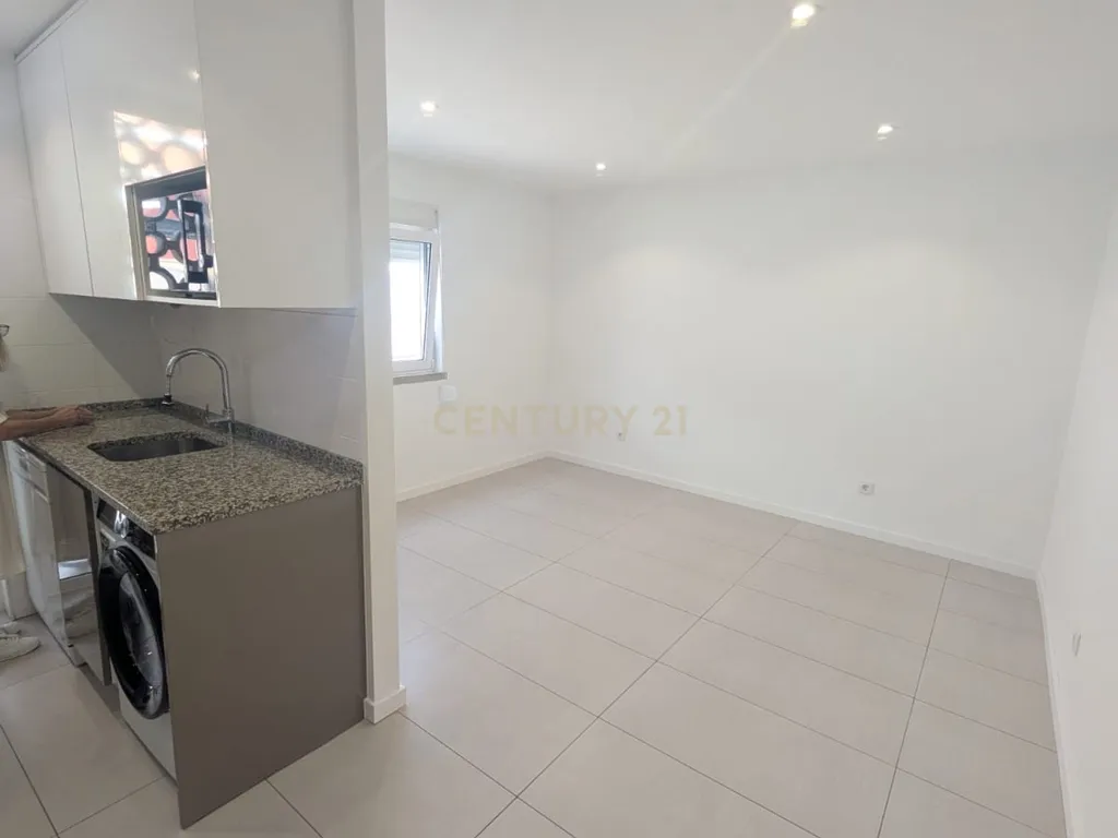 Apartamento T1 Remodelado no Centro da Amadora - Image 4