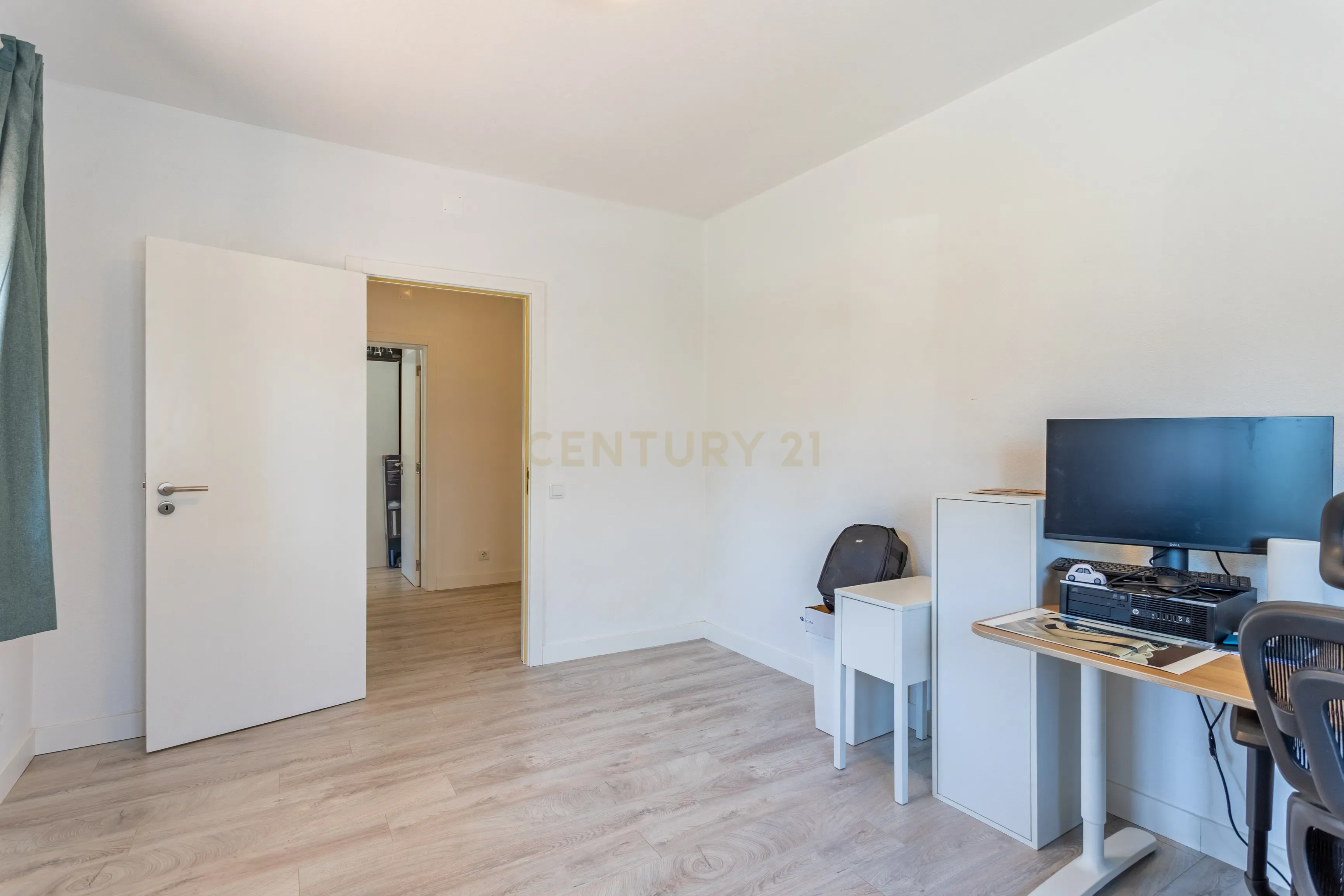 Moradia T5 isolada, inserida num lote de terreno de 750m2 em Casal de Cambra - Image 26