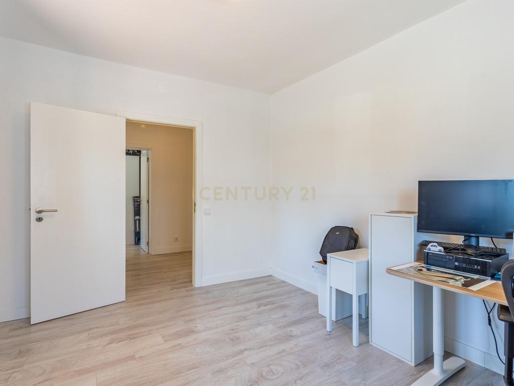 Moradia T5 isolada, inserida num lote de terreno de 750m2 em Casal de Cambra - Image 26