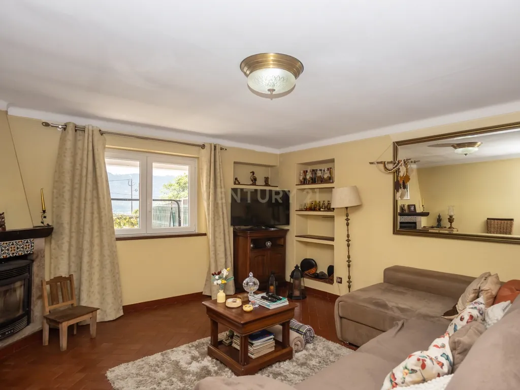 Duas moradias, um terreno com 650 m² e uma vista privilegiada para a Serra de Sintra - Image 47