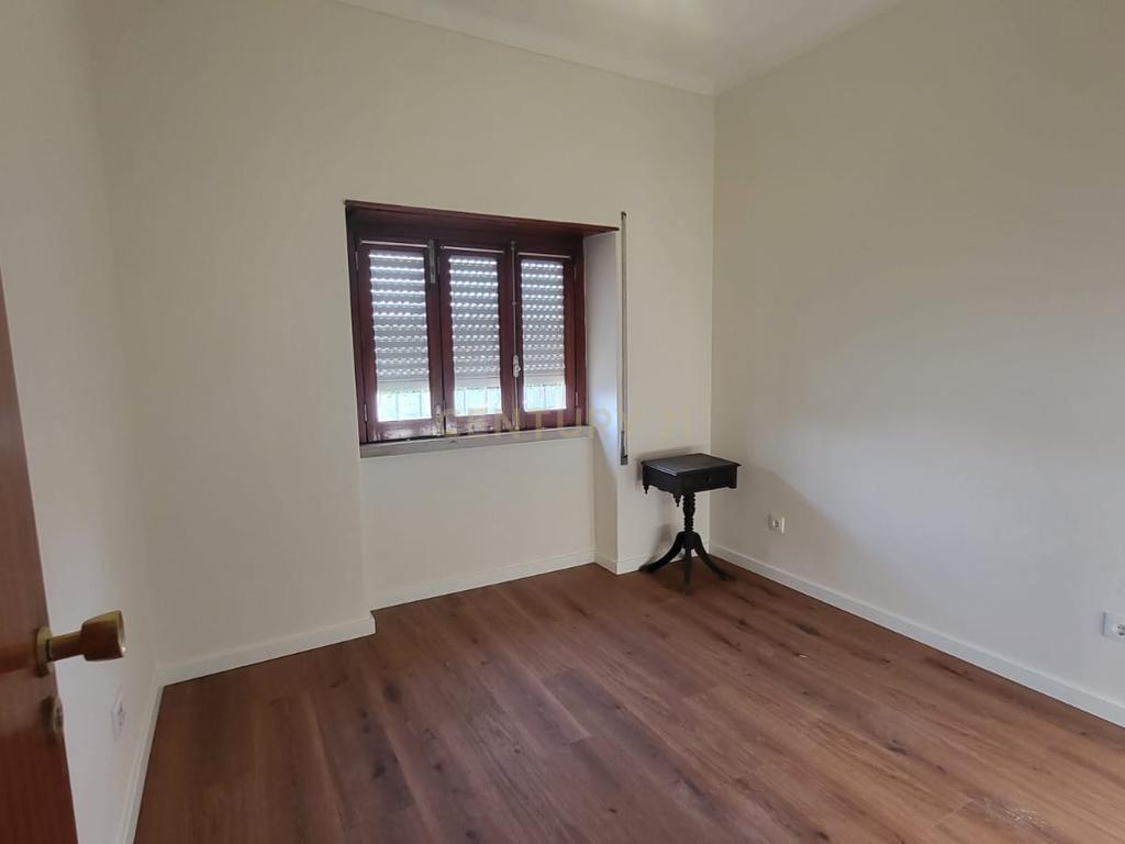 Casa T3 com Jardim e Garagem em Setúbal - Oportunidade Única! - Image 10