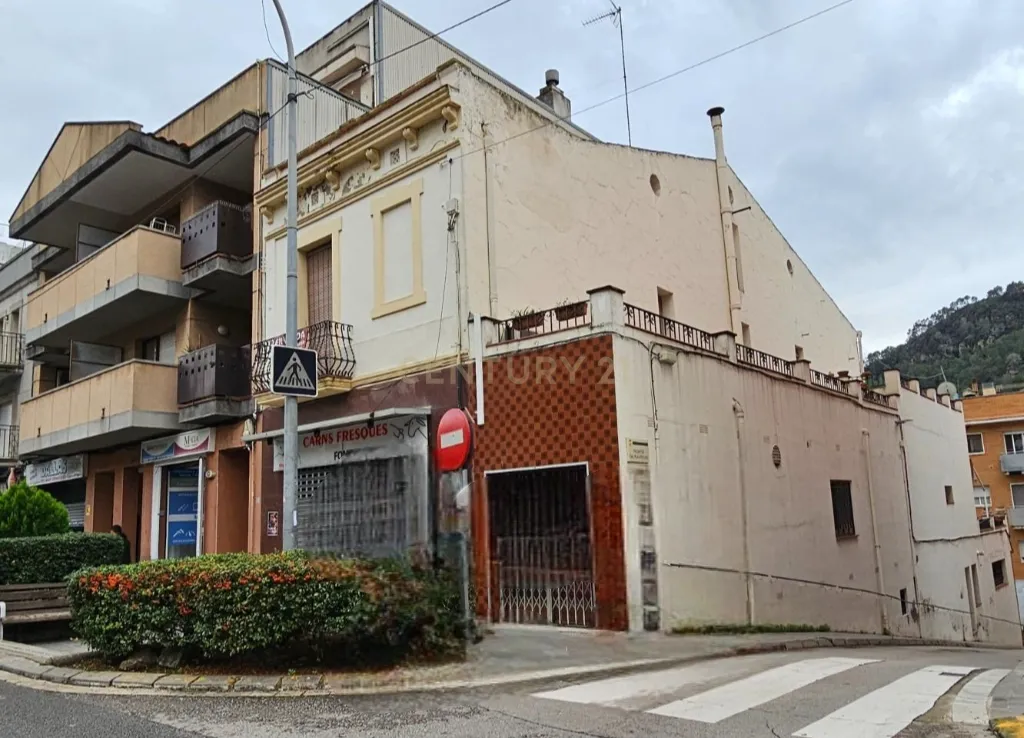 GRANDE CASA À VENDA NO CENTRO DA VILA DE CERVELLÓ, A APENAS 15 KM DE BARCELONA E DO AEROPORTO EL PRAT - IDEAL PARA VÁRIAS FAMÍLIAS OU COMO MASIA SEM JARDIM - Image 1
