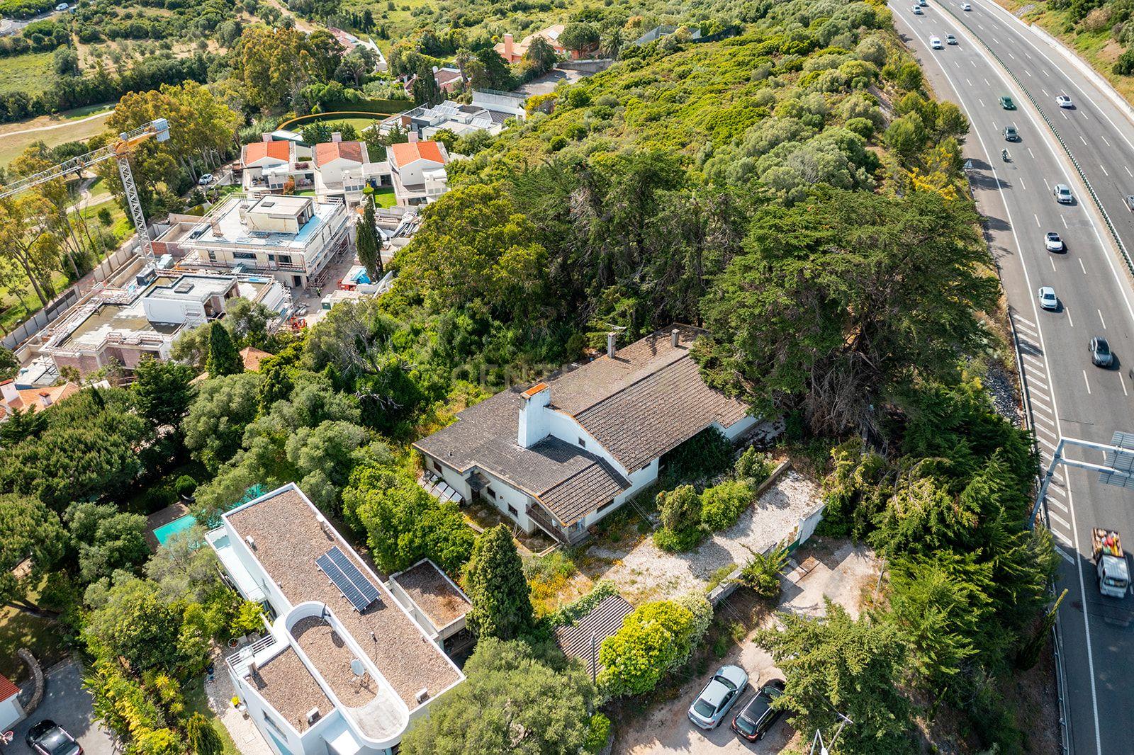 Fotografia 2 de Moradia para Reabilitação Total, com 540 m² de Área Bruta de Construção, em Lote Urbano de 2.350 m² | Alcabideche, Cascais